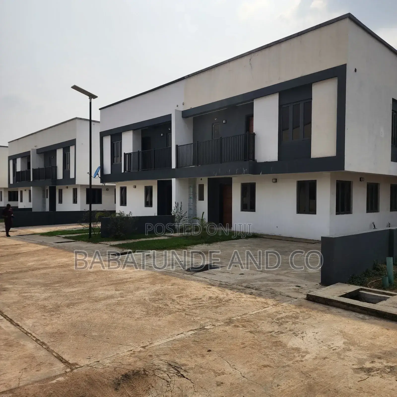 4bdrm Duplex in Jericho for sale