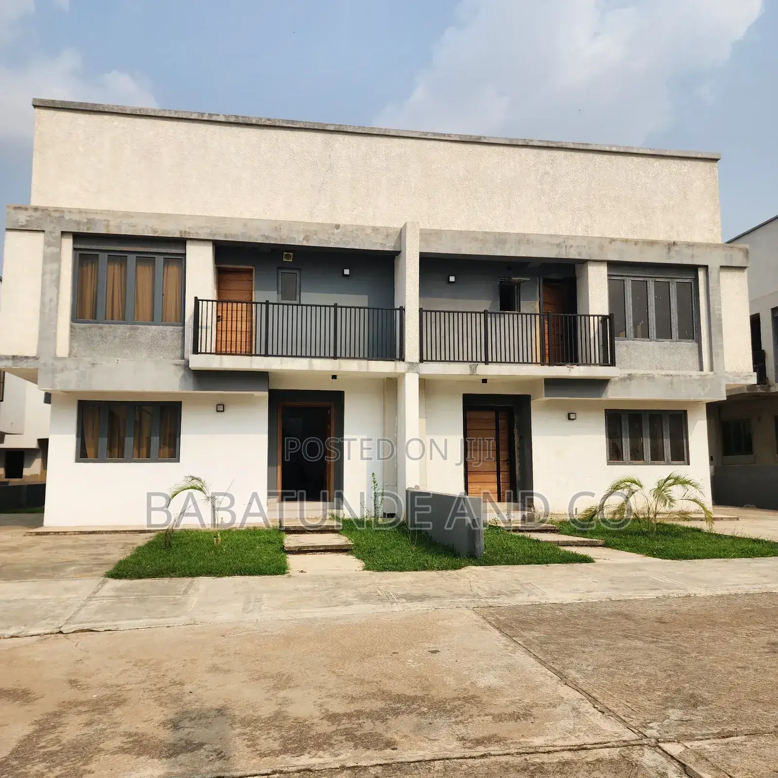 4bdrm Duplex in Jericho for sale