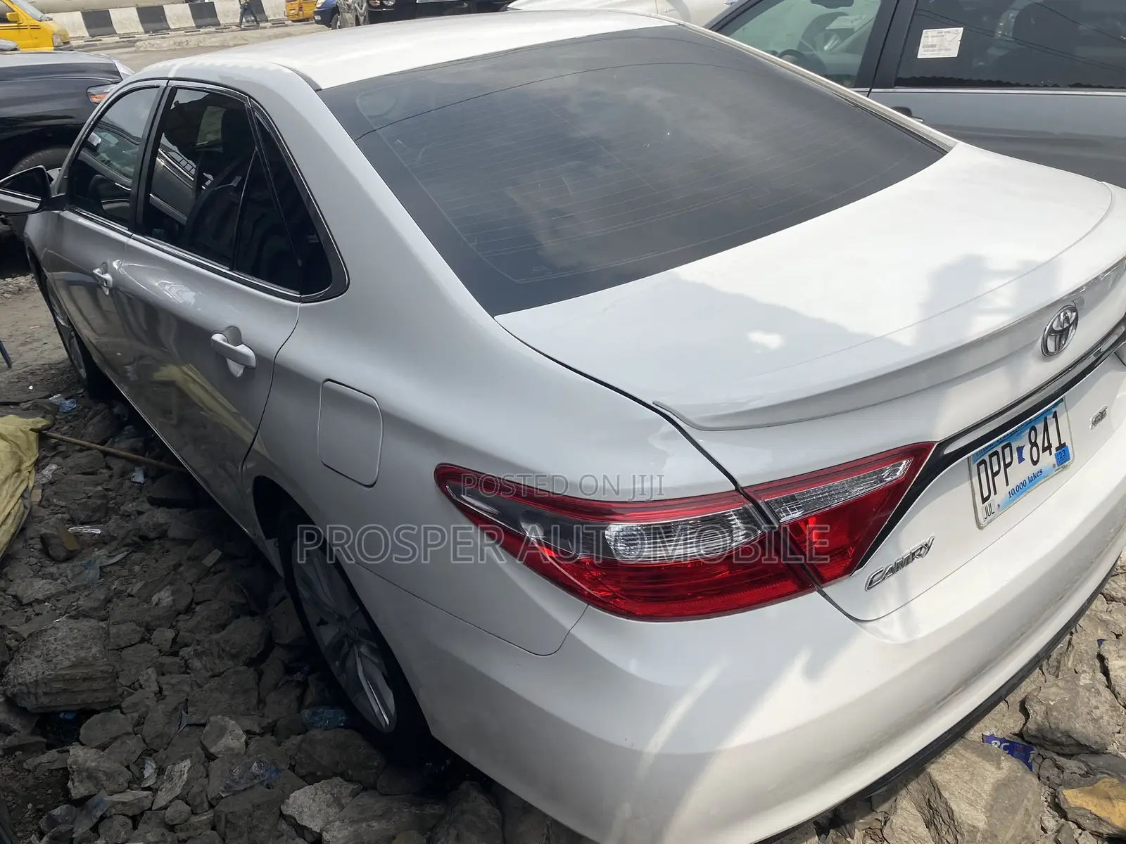 Toyota Camry SE FWD (2.5L 4cyl 8AM) 2018 White