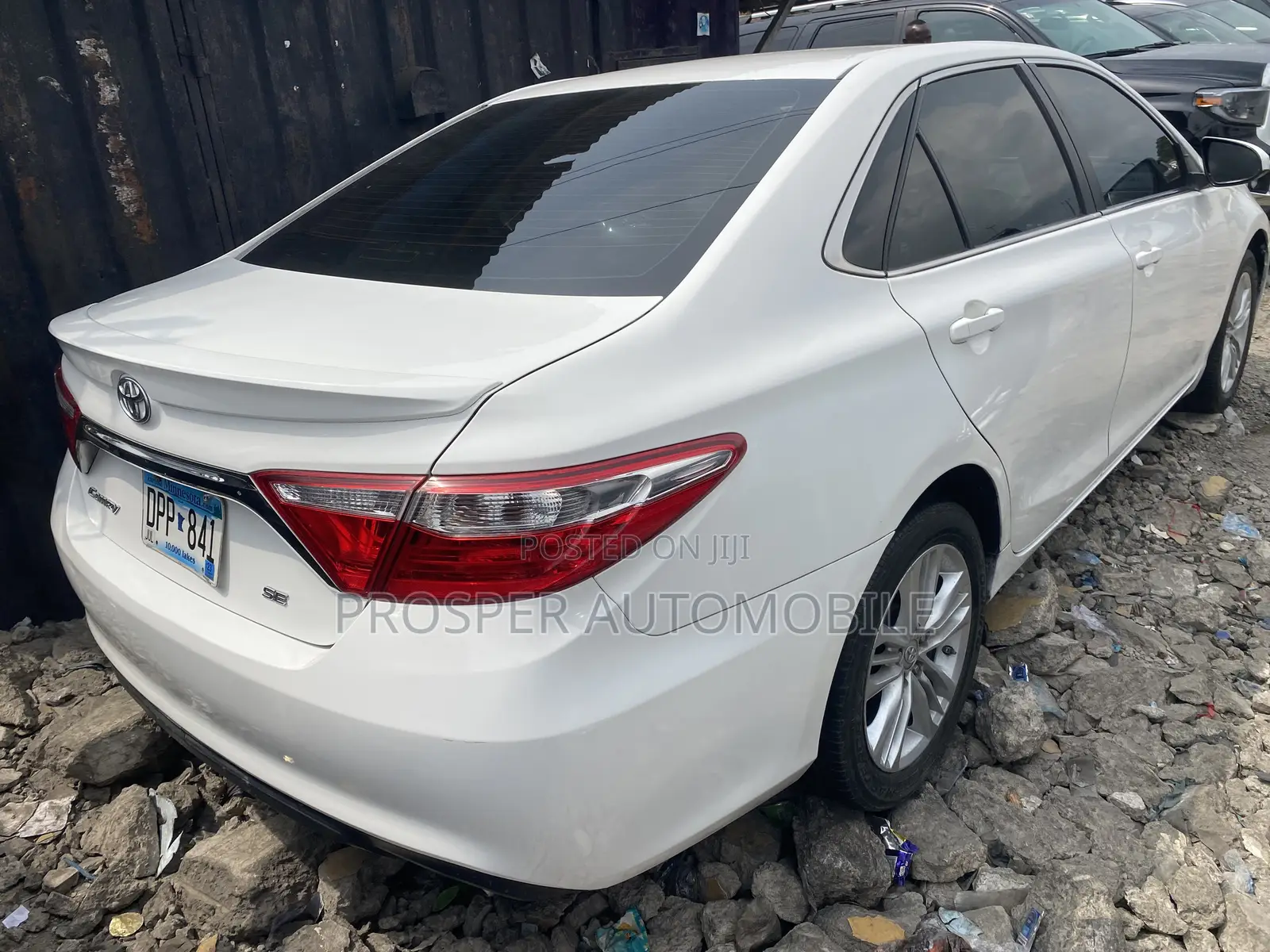 Toyota Camry SE FWD (2.5L 4cyl 8AM) 2018 White