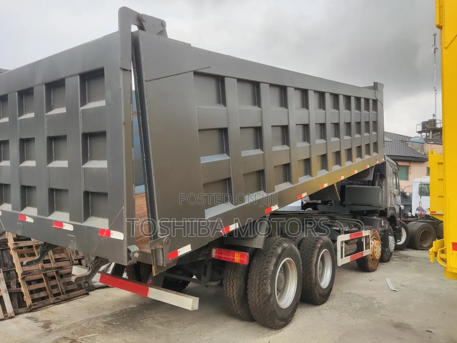 12 Tyres Howo Sinotruk 2015