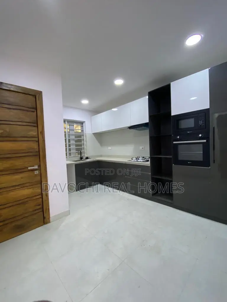4bdrm Townhouse / Terrace in Lekki Phase 1 for rent