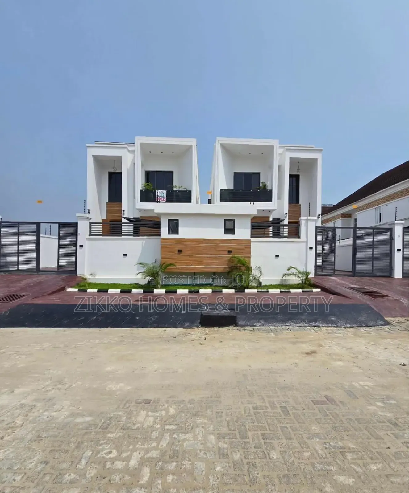 5bdrm Duplex in Chevron for sale