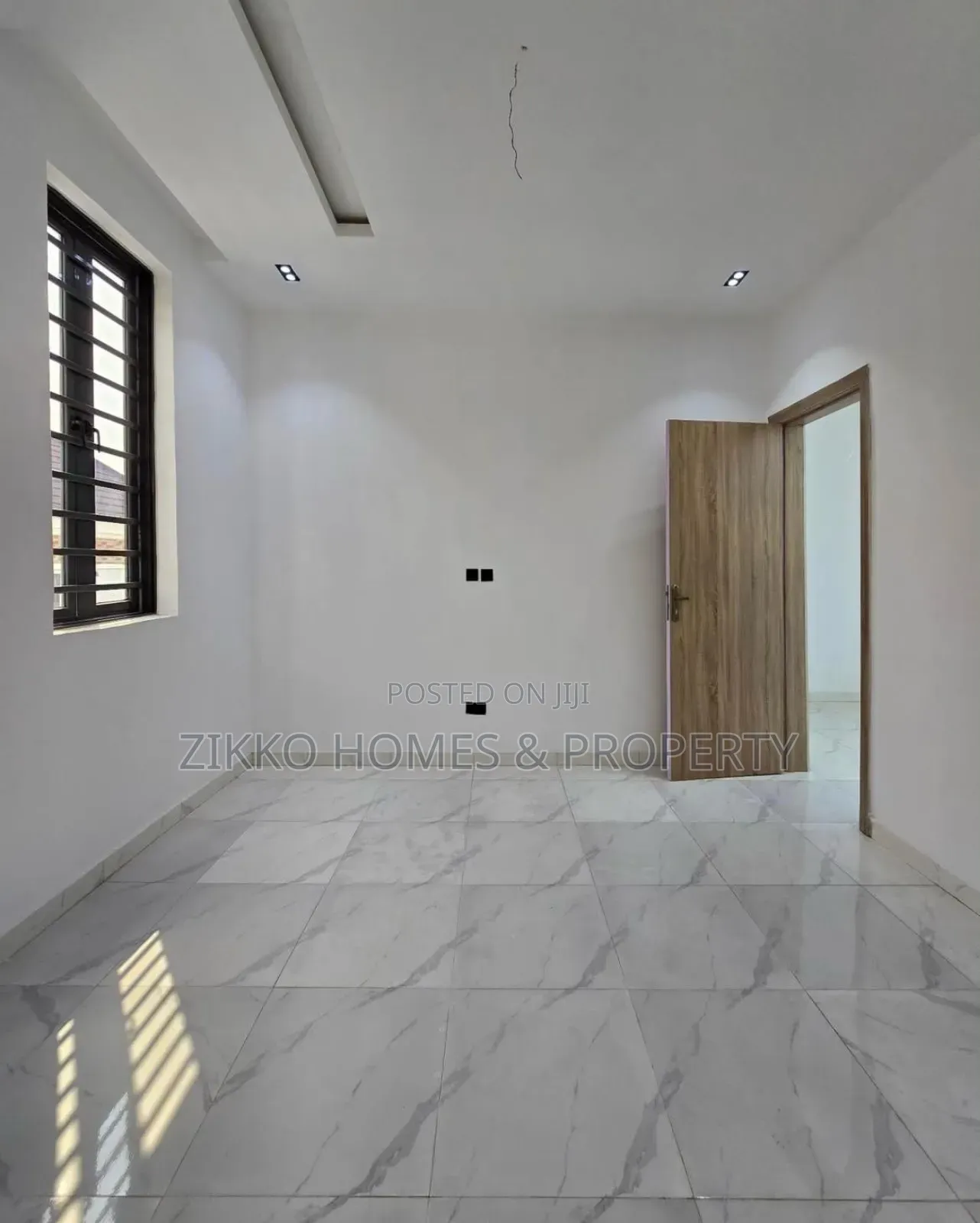 5bdrm Duplex in Chevron for sale