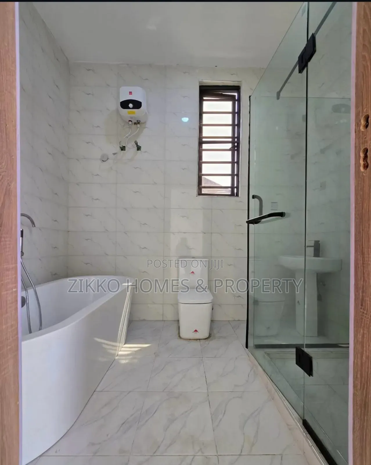 5bdrm Duplex in Chevron for sale
