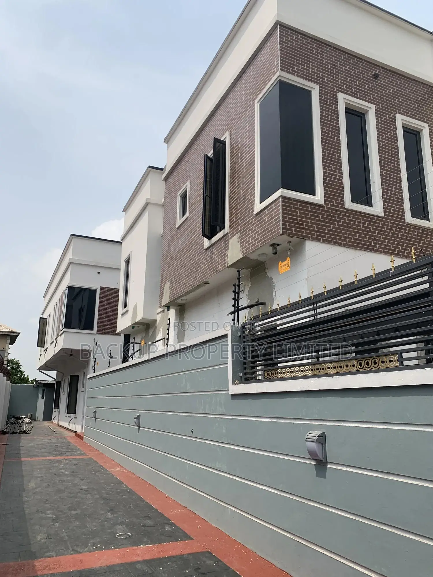 3bdrm Townhouse/Terrace in Medina Estate, Gbagada for sale