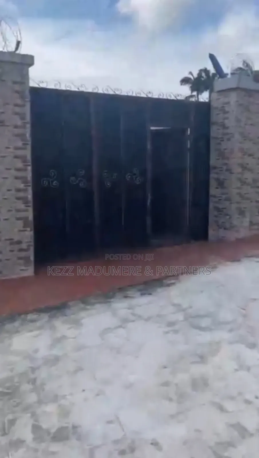 8bdrm Block of Flats in Sunrise Estate , for sale