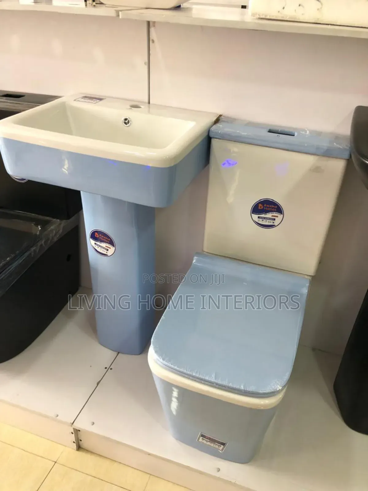 Luxury Bul and White Toilet Seat