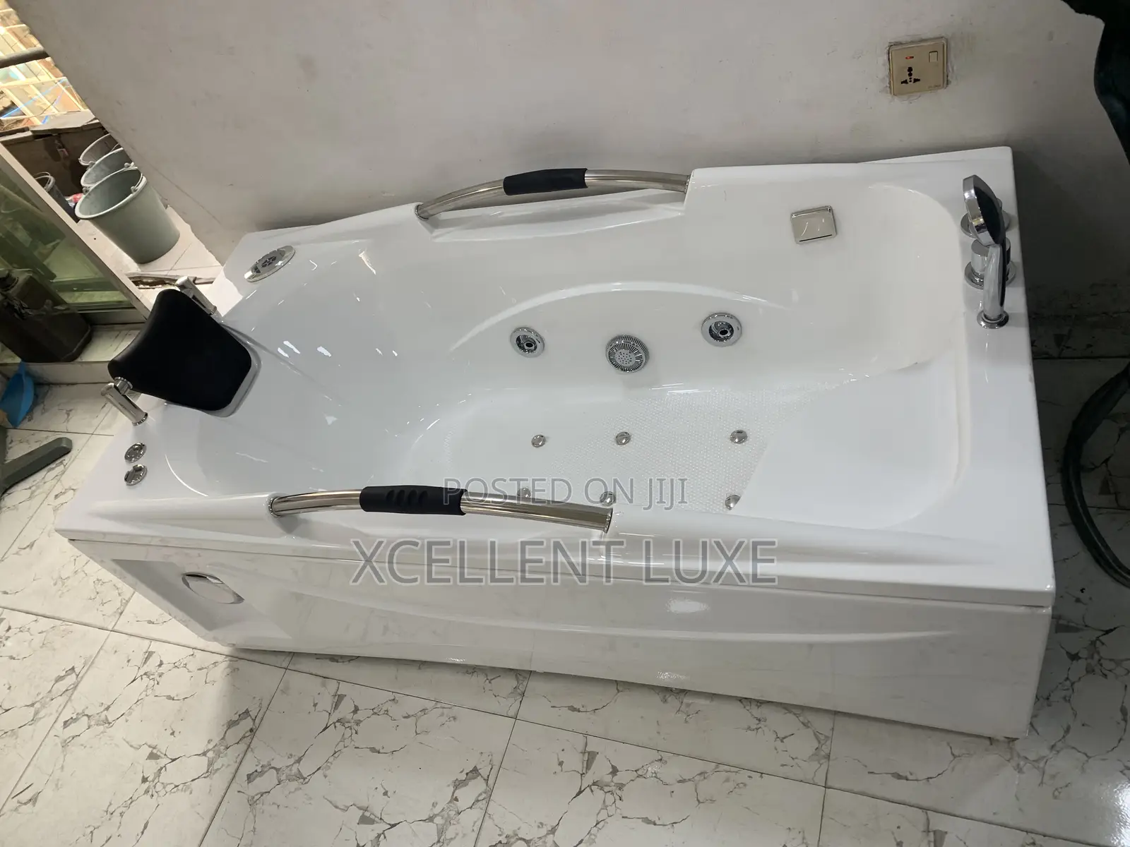 Single Jacuzzi Massage Bathtub