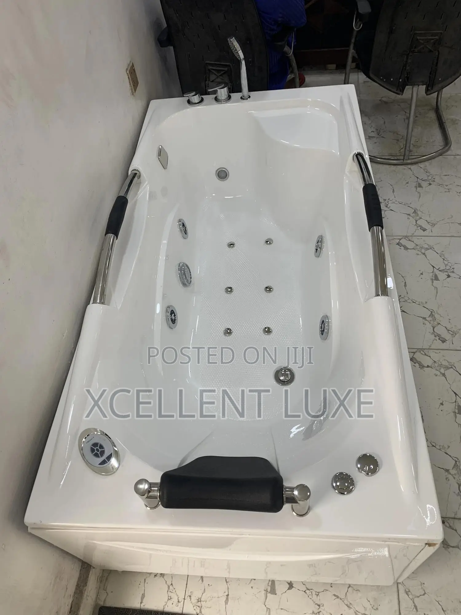 Single Jacuzzi Massage Bathtub