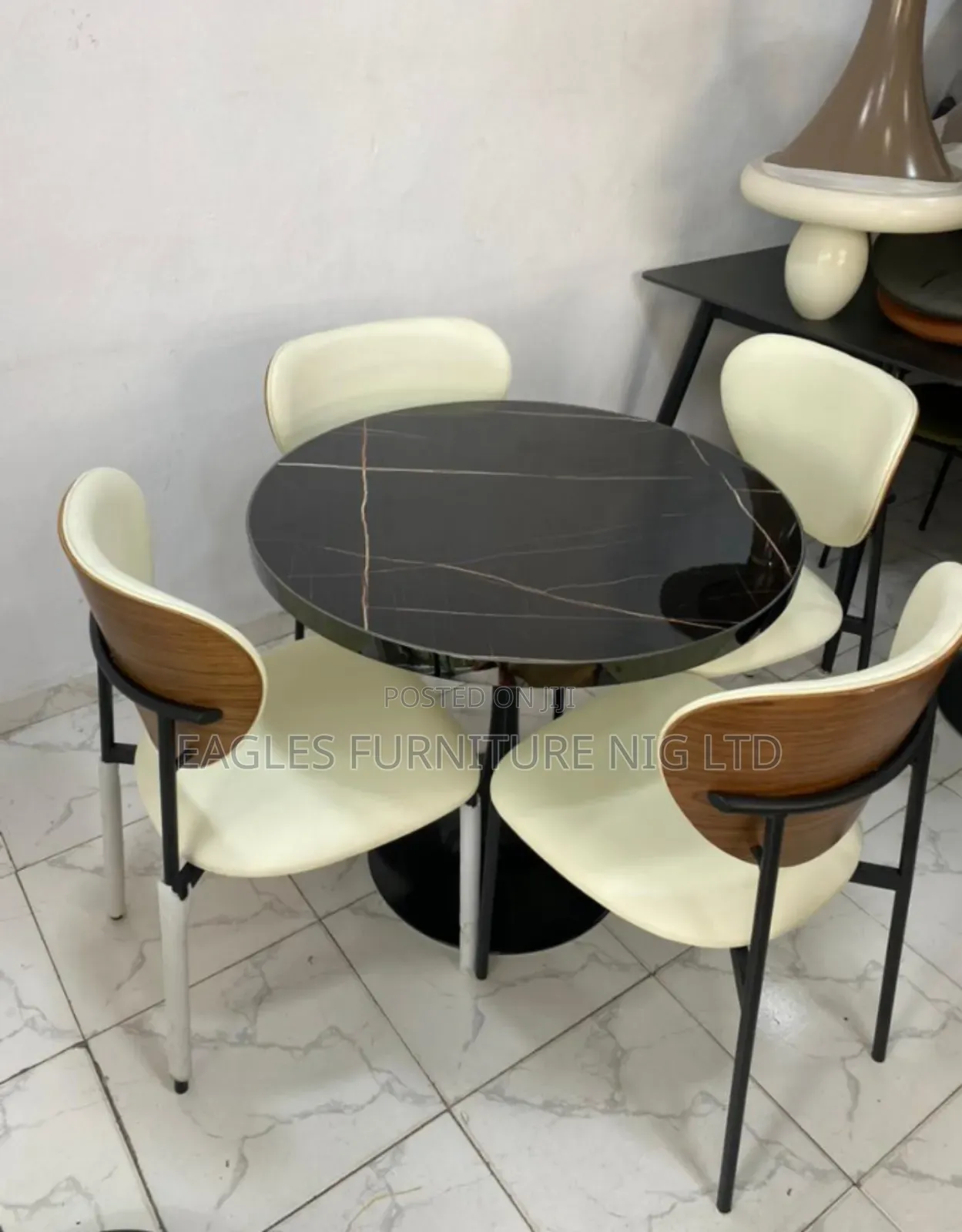 Luxury and Unique Dinning Table With for Chairs