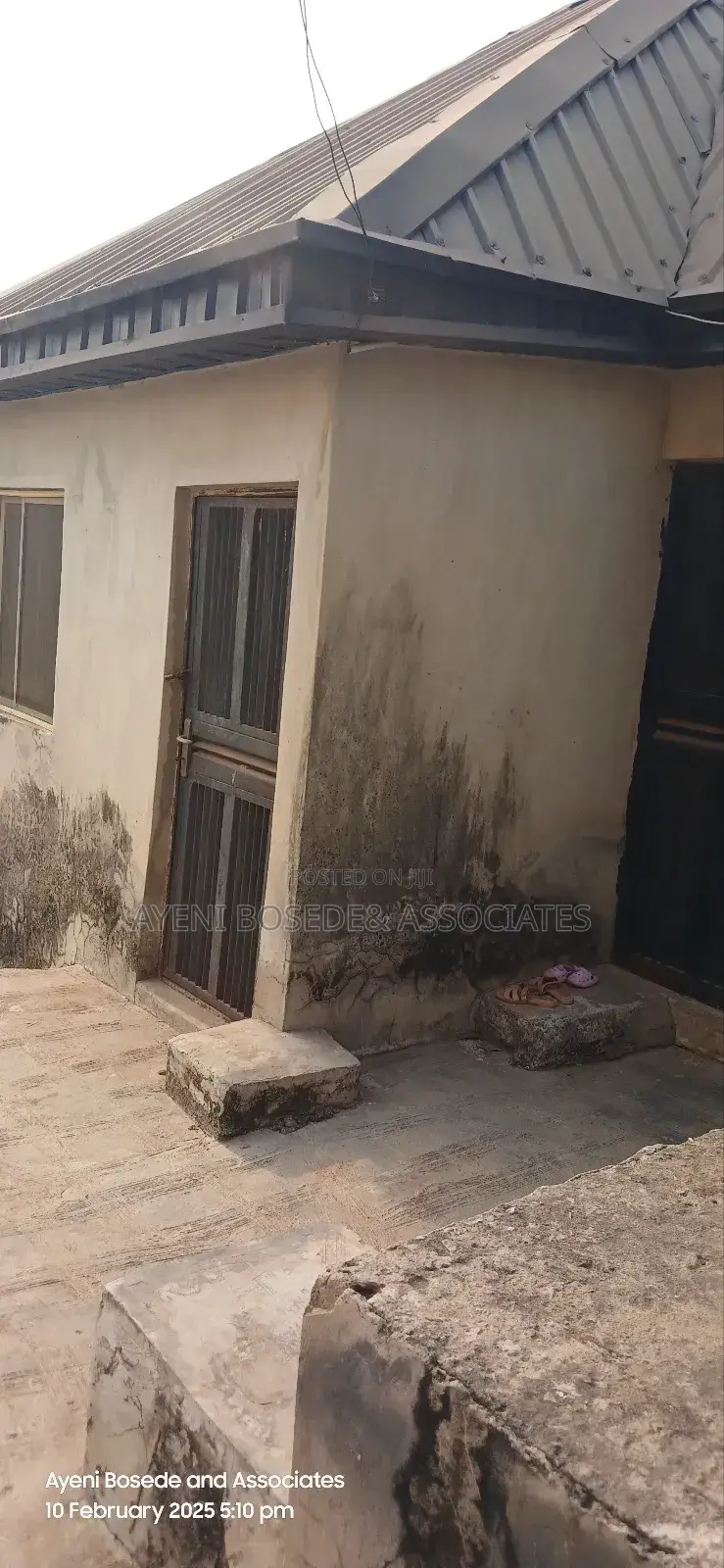 3bdrm Block of Flats in Pathfinder Area, Obafemi-Owode for sale