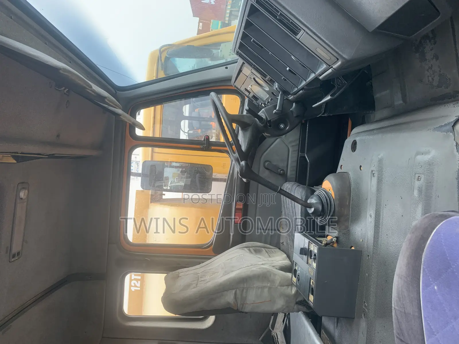 Mercedes-Benz 1820 With Auxiliary