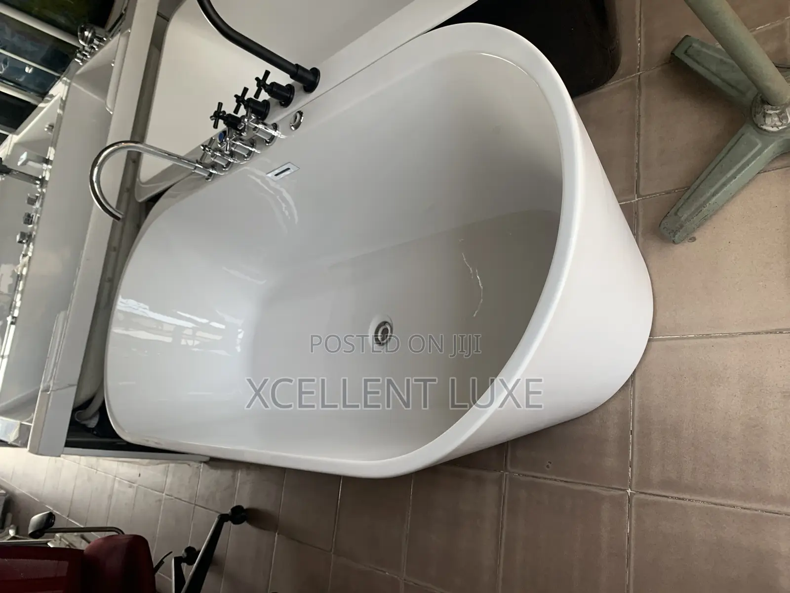 Round Free Standing Bathtub With Mixer Tap