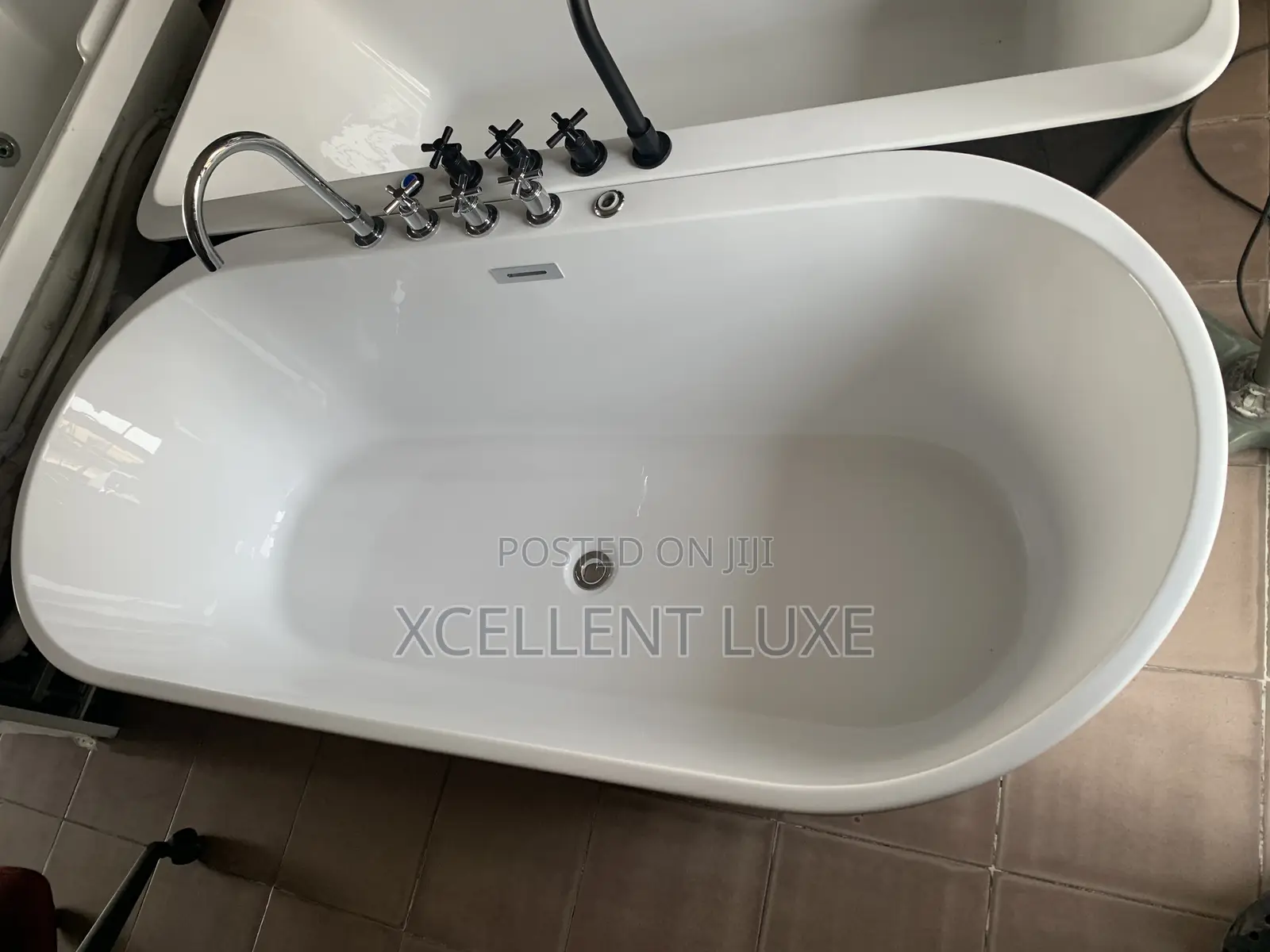 Round Free Standing Bathtub With Mixer Tap