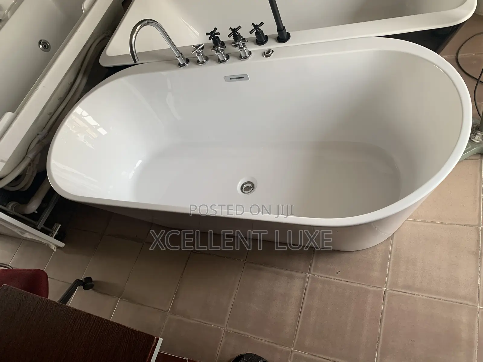 Round Free Standing Bathtub With Mixer Tap