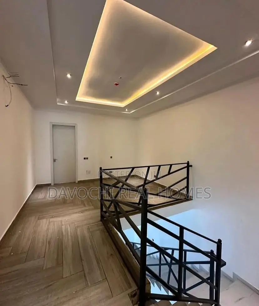 4bdrm Duplex in Off Admiralty, Lekki for rent