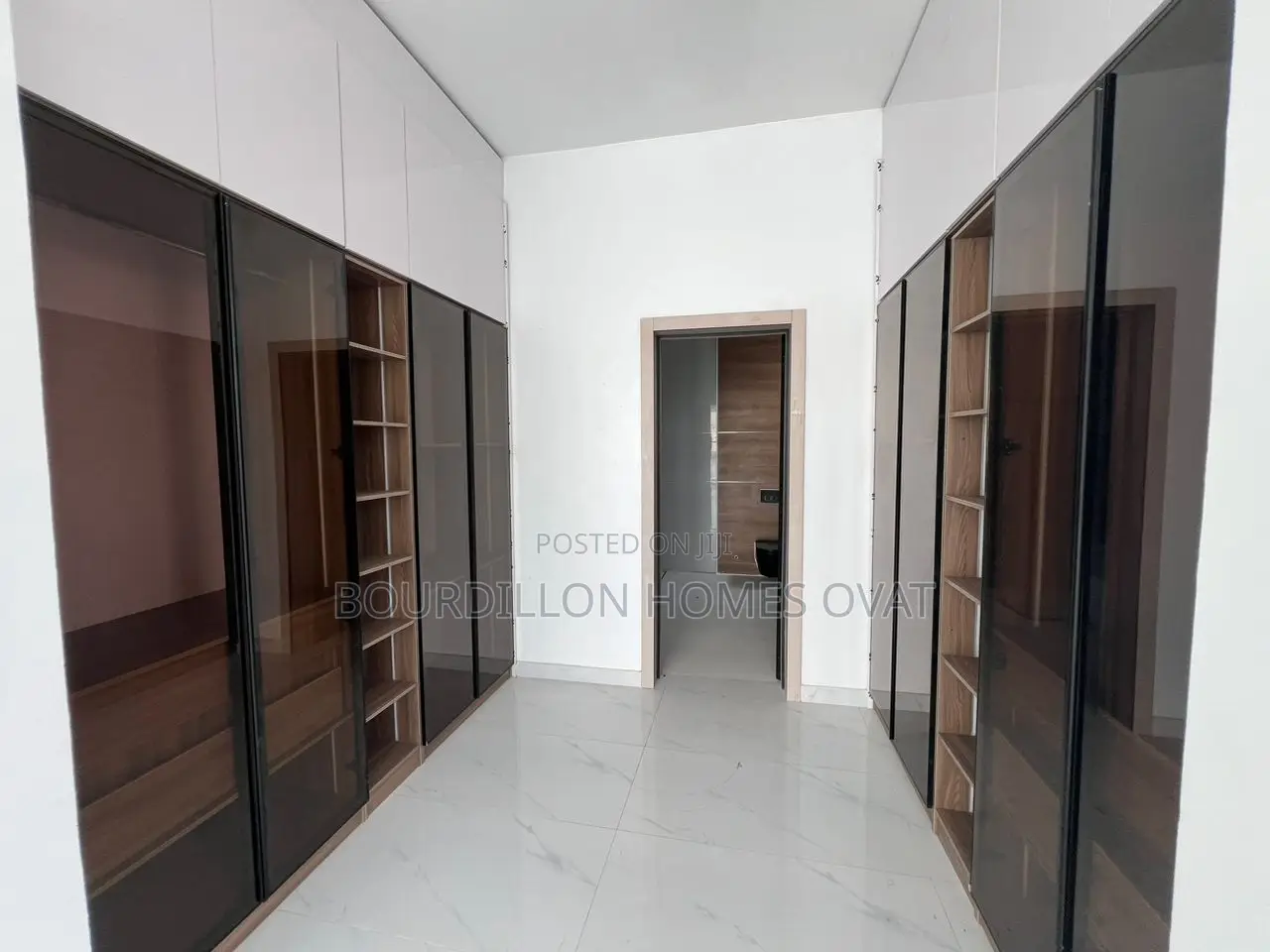 5bdrm Duplex in Ikota for sale