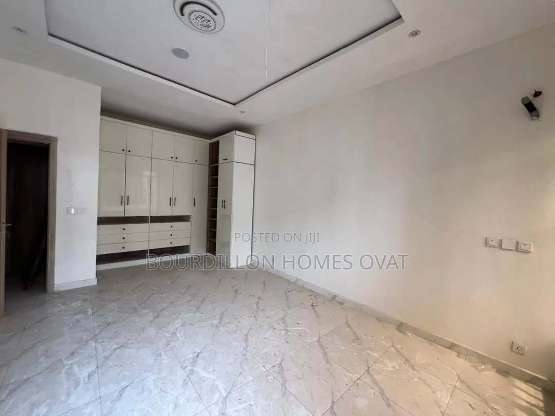4bdrm Duplex in Ikota for sale