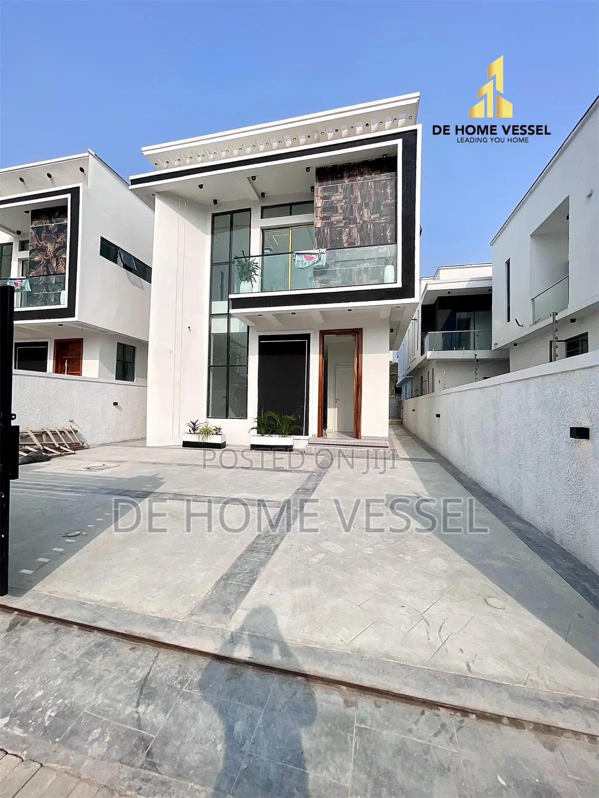 5bdrm Duplex in Chevron for sale