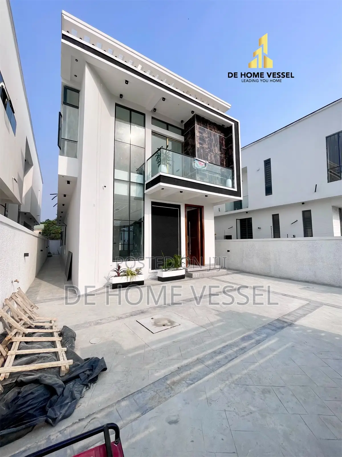 5bdrm Duplex in Chevron for sale