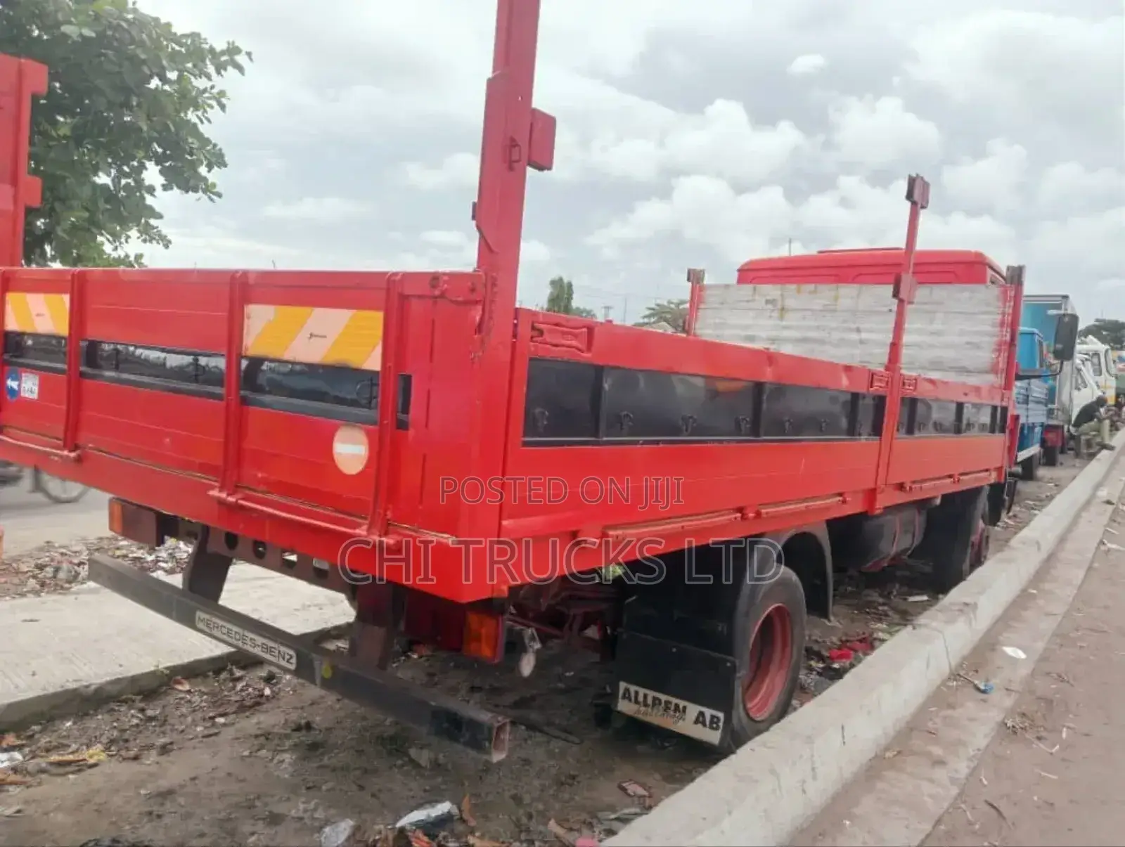 Mercedes Benz 814 Truck 7tons Red