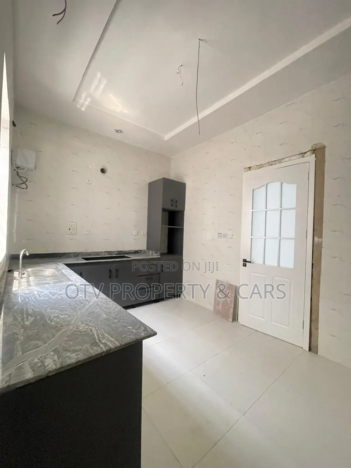 Furnished 5bdrm Duplex in Chevron for sale