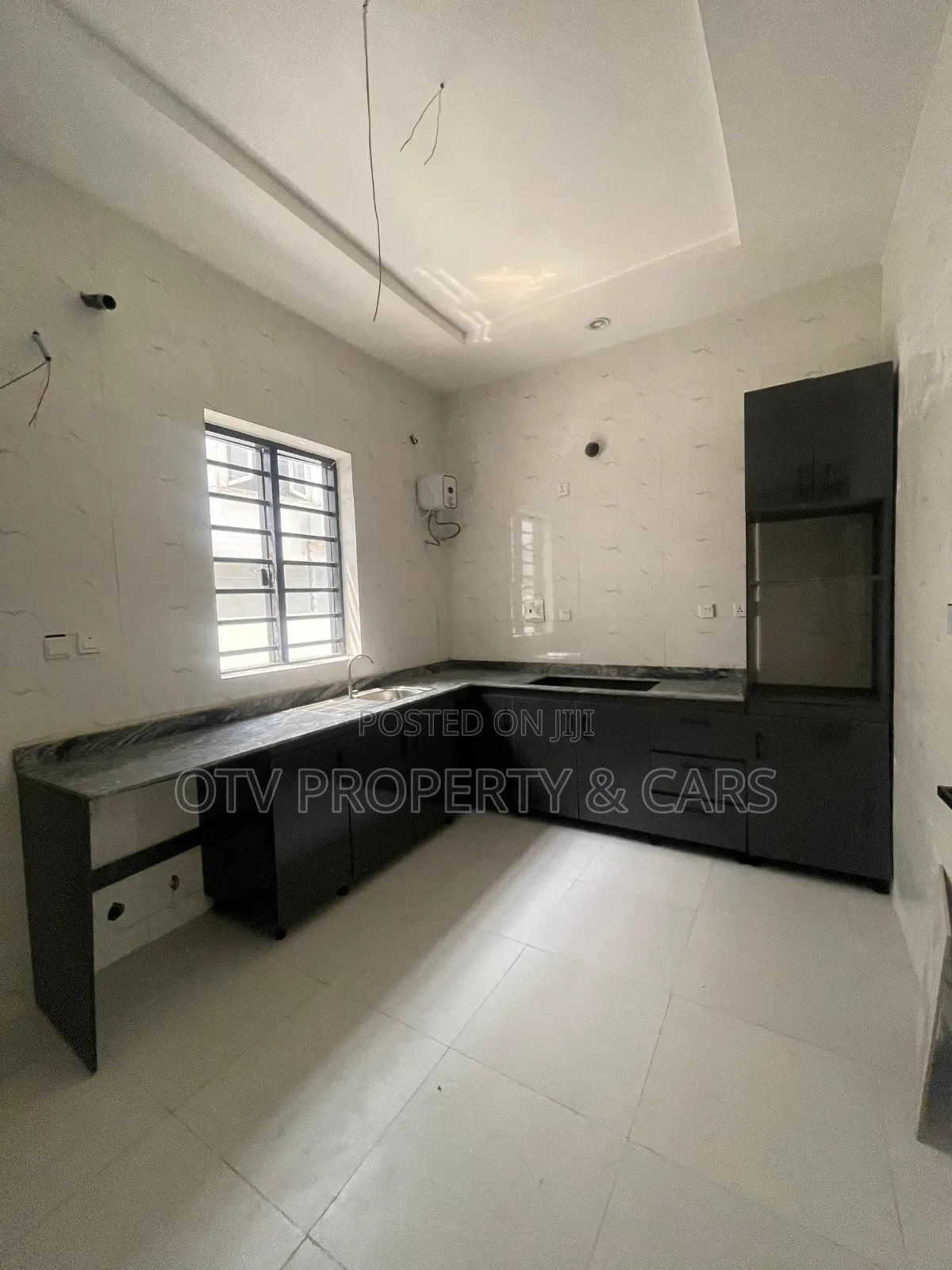 Furnished 5bdrm Duplex in Chevron for sale