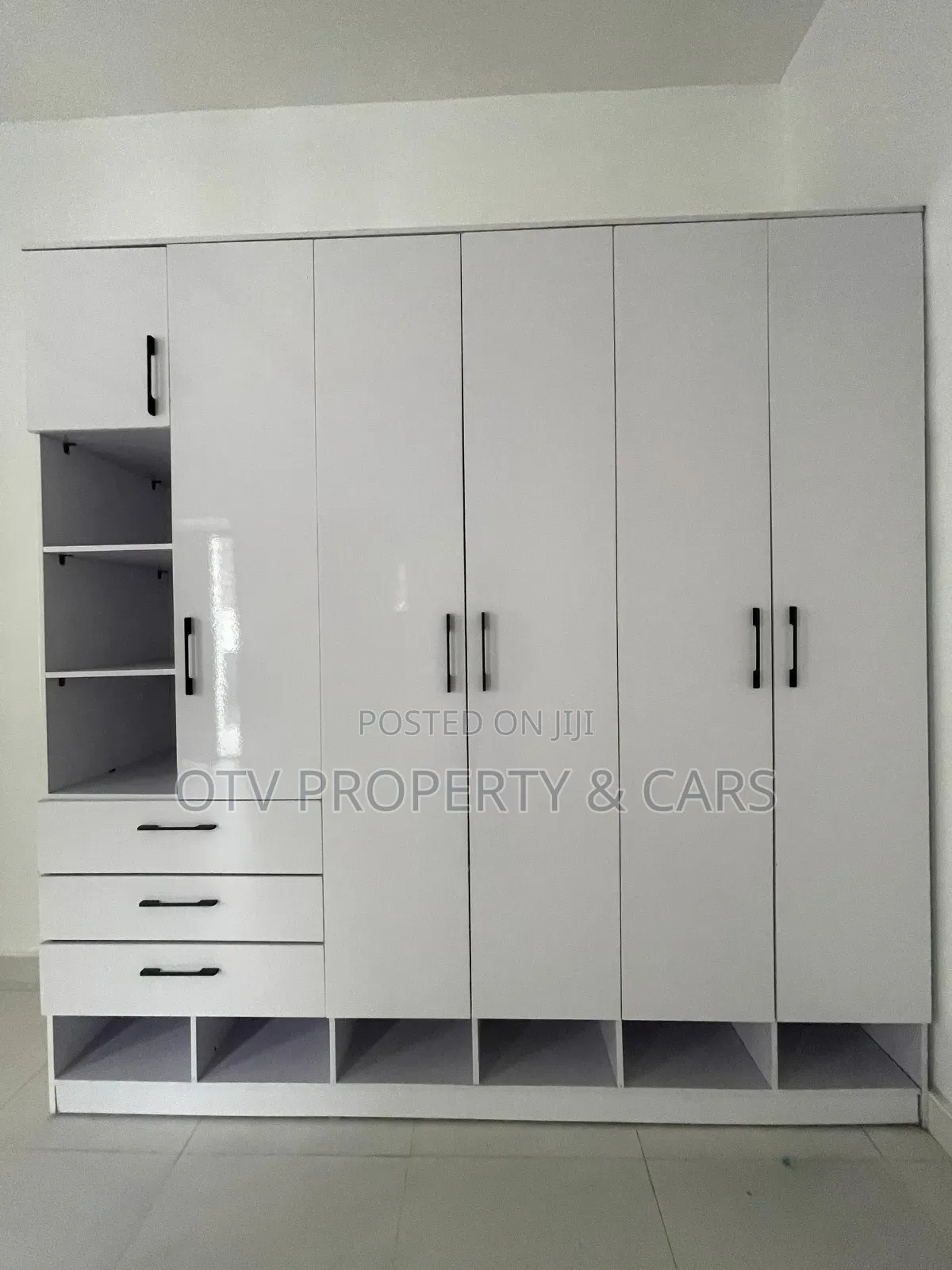 Furnished 5bdrm Duplex in Chevron for sale