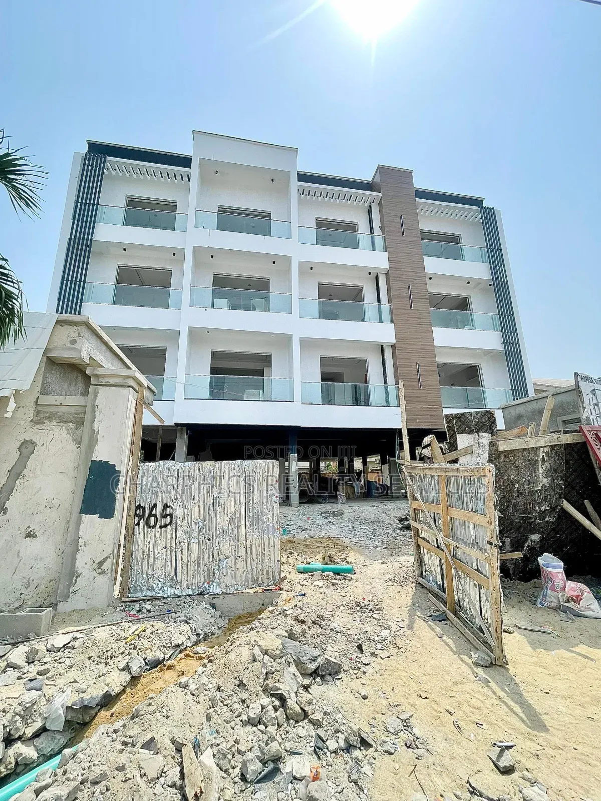 3bdrm Apartment in Lekki Phase 1 for sale