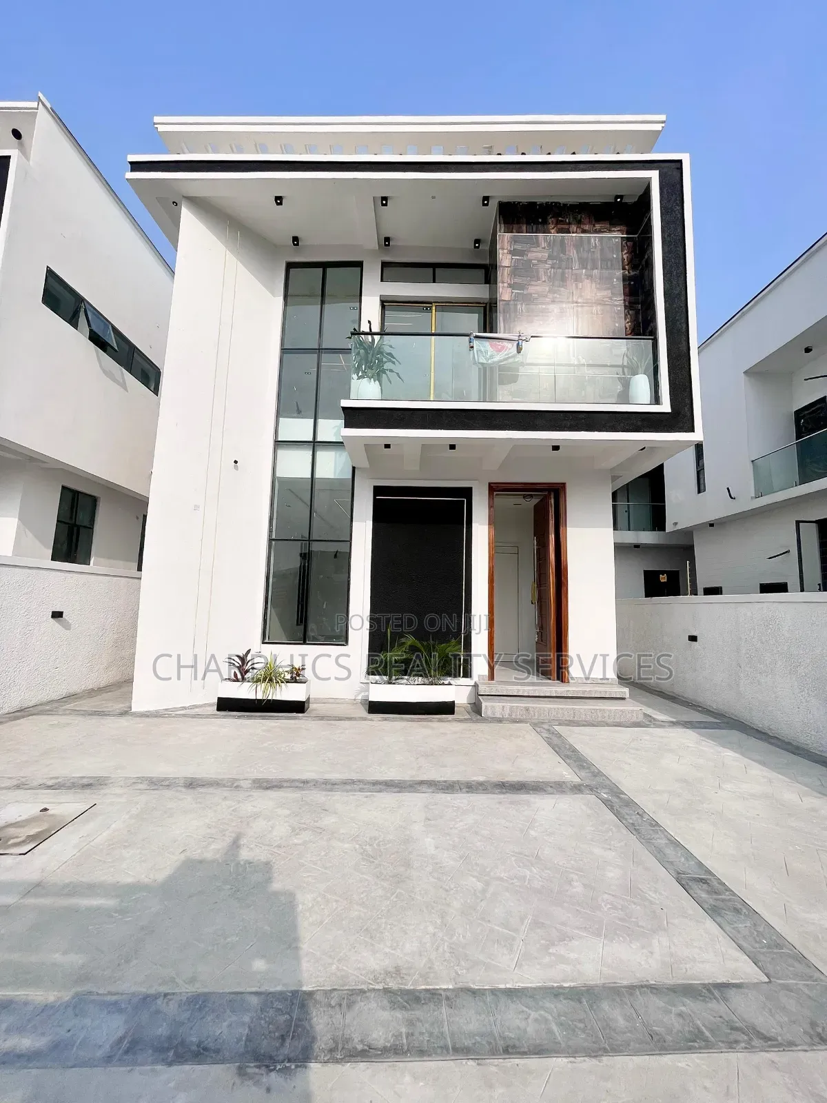 5bdrm Duplex in Chevron for sale