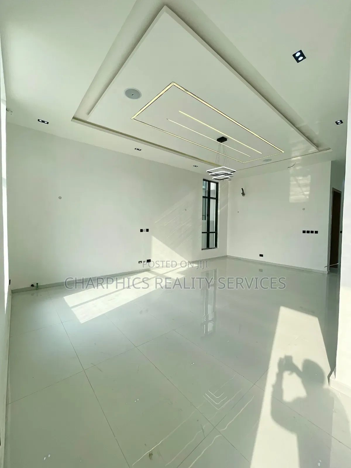 5bdrm Duplex in Chevron for sale