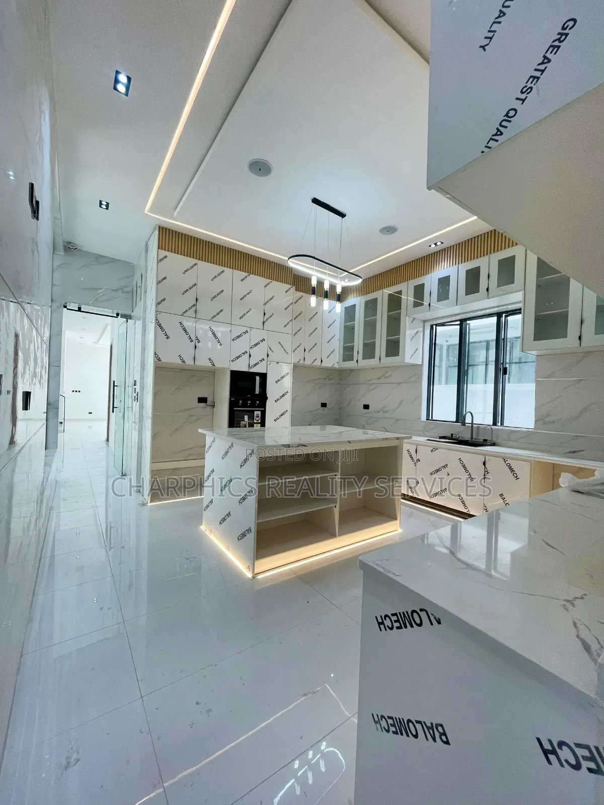 5bdrm Duplex in Chevron for sale