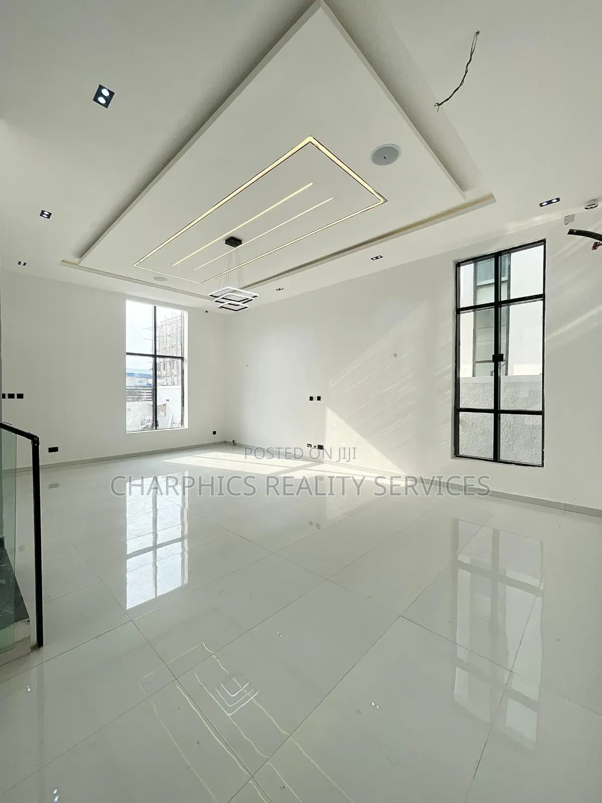 5bdrm Duplex in Chevron for sale