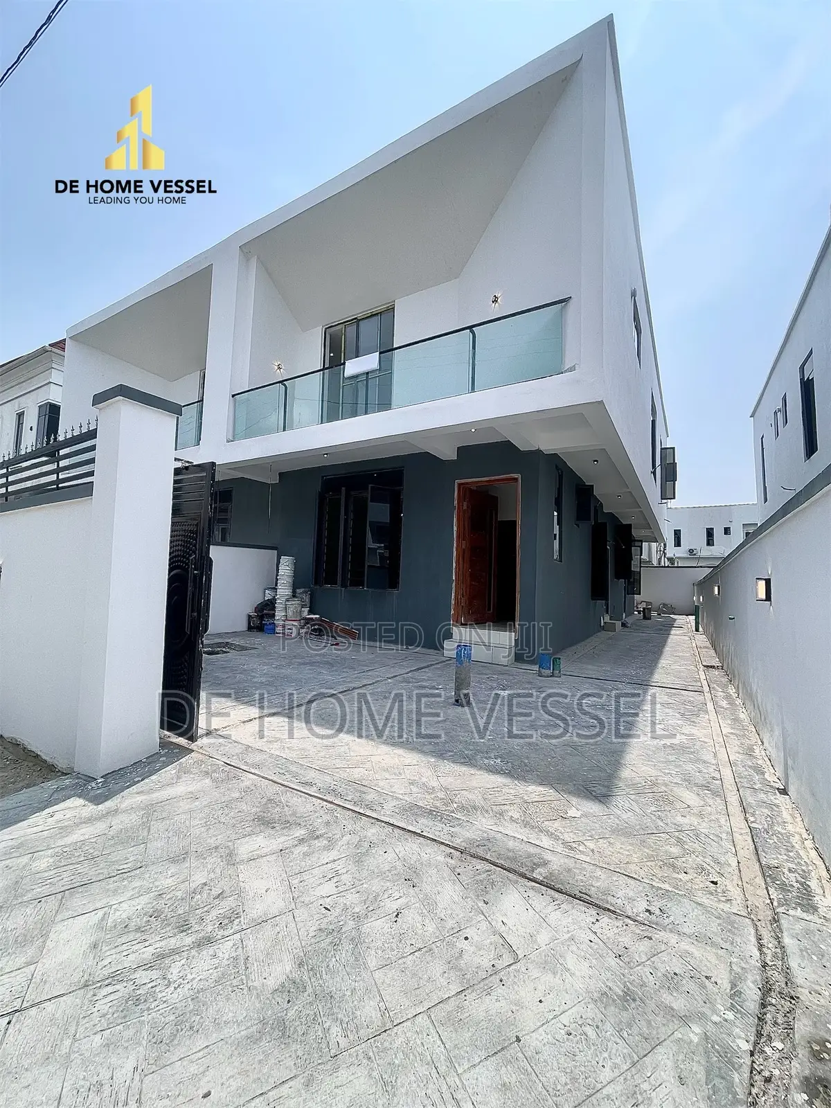 4bdrm Duplex in Chevron for sale