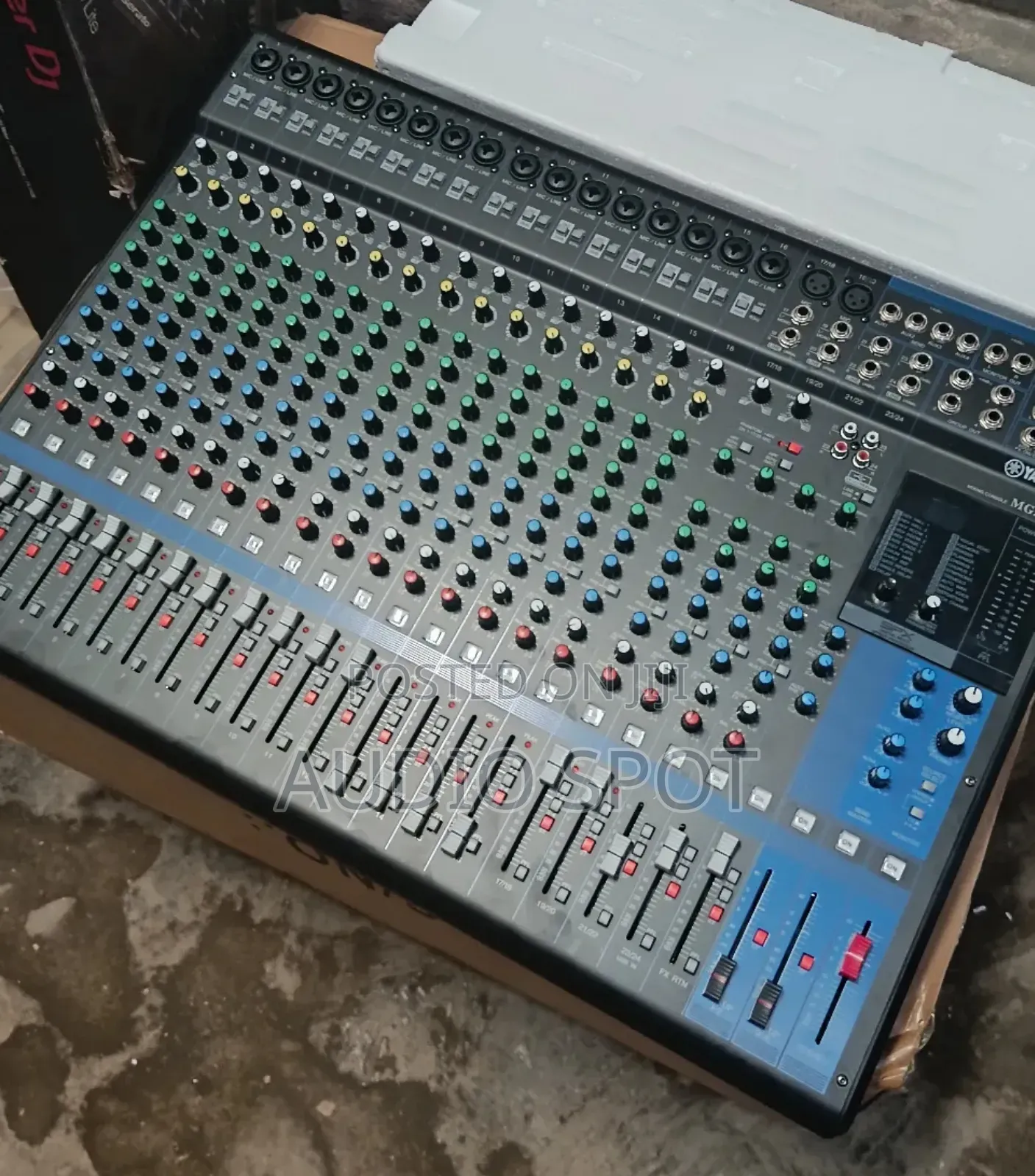 Yamaha Mg-24xu Professional Console Mixer