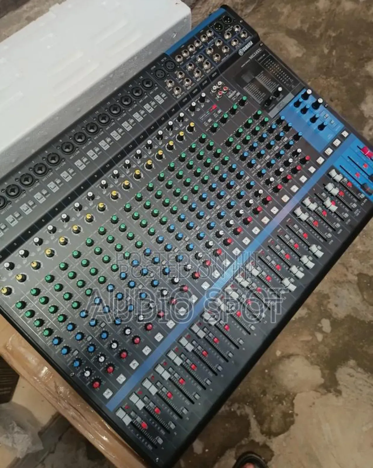 Yamaha Mg-24xu Professional Console Mixer
