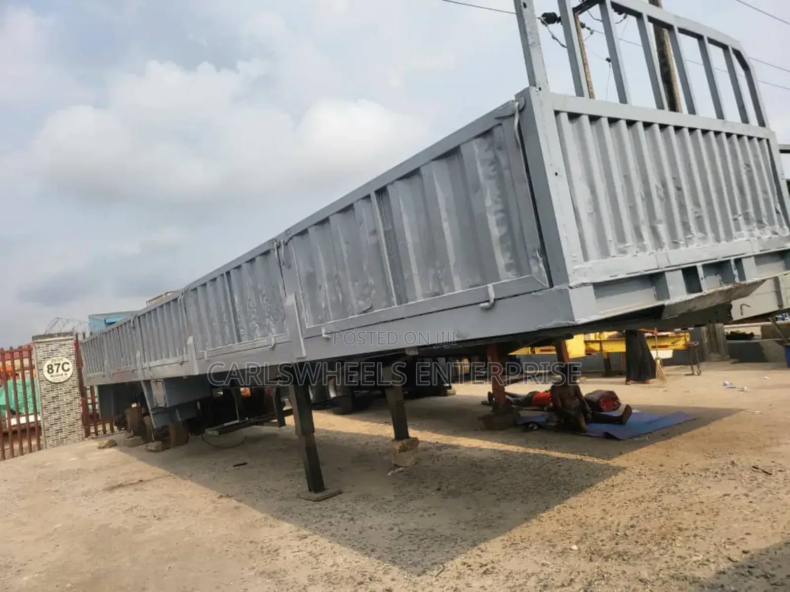 Trailers and Trucks Buckets