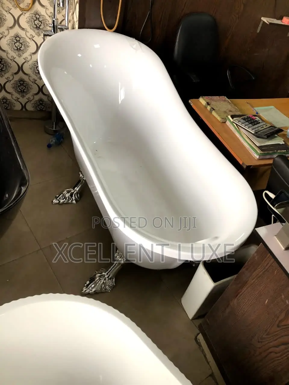 Animal Leg White Bathtub