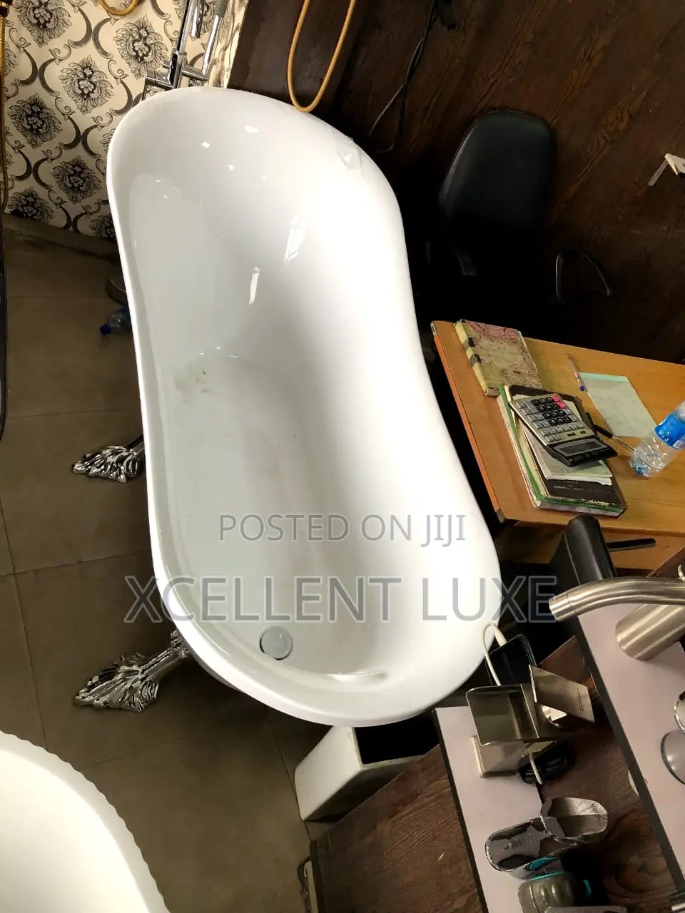 Animal Leg White Bathtub