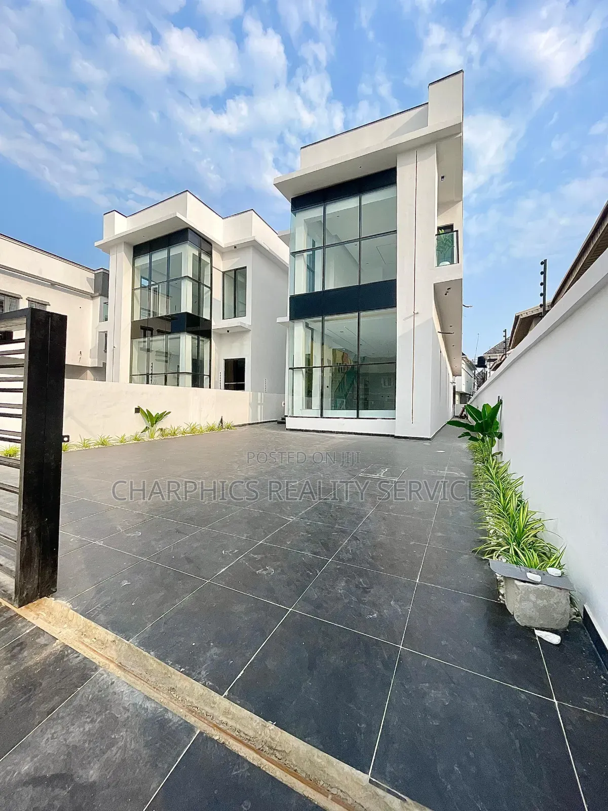 5bdrm Duplex in Lekki for sale