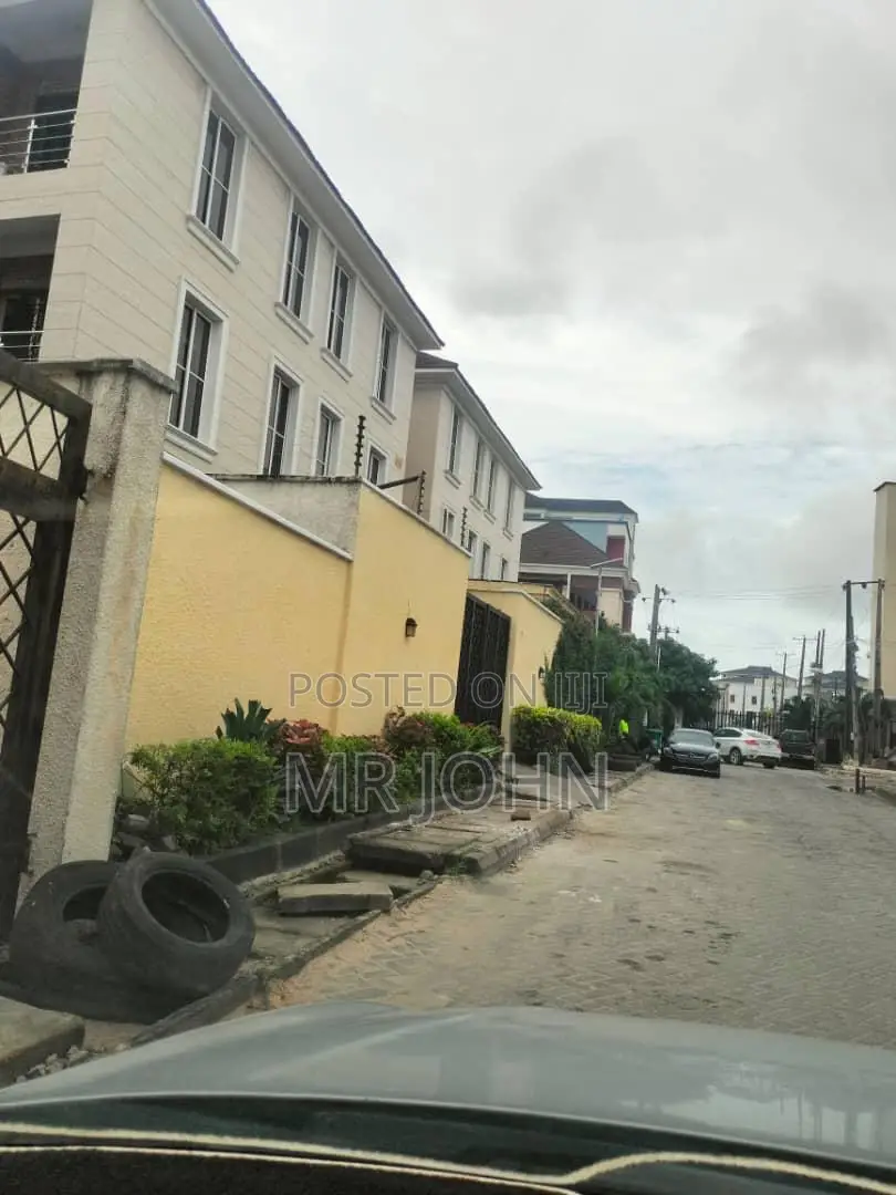 4bdrm Duplex in Banana Island for rent