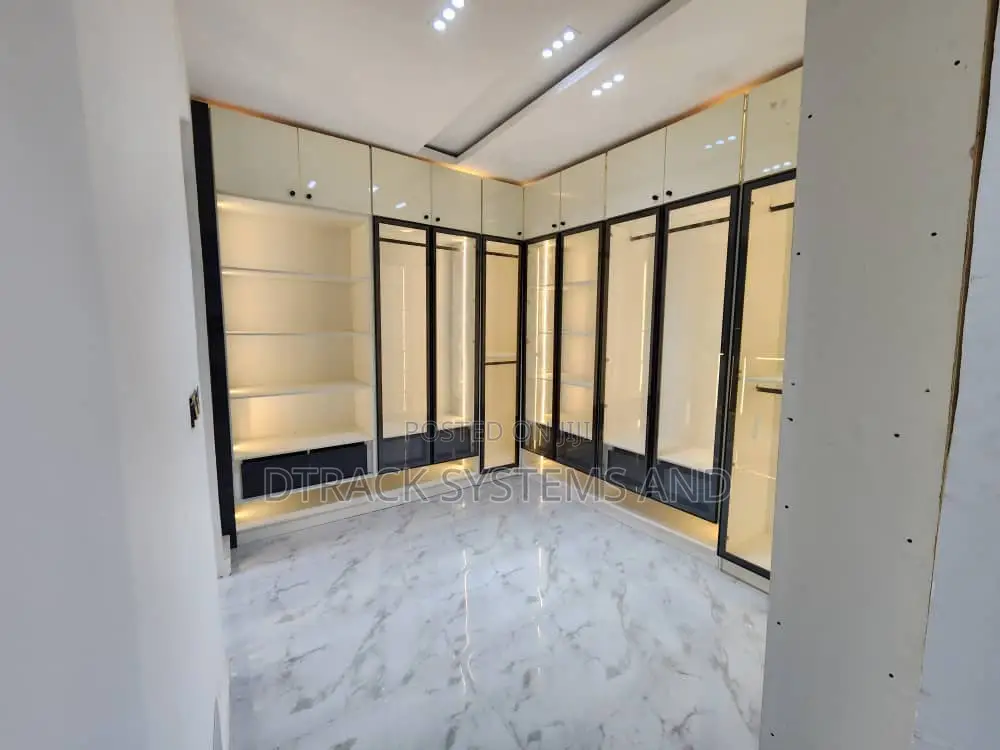 5bdrm Duplex in Peace Ville Estate, Idado for sale