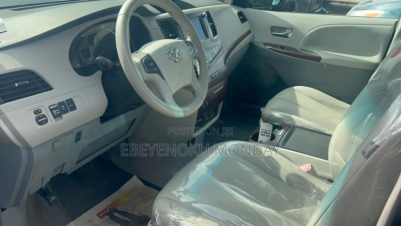 Toyota Sienna XLE 8 Passenger 2012 Gray