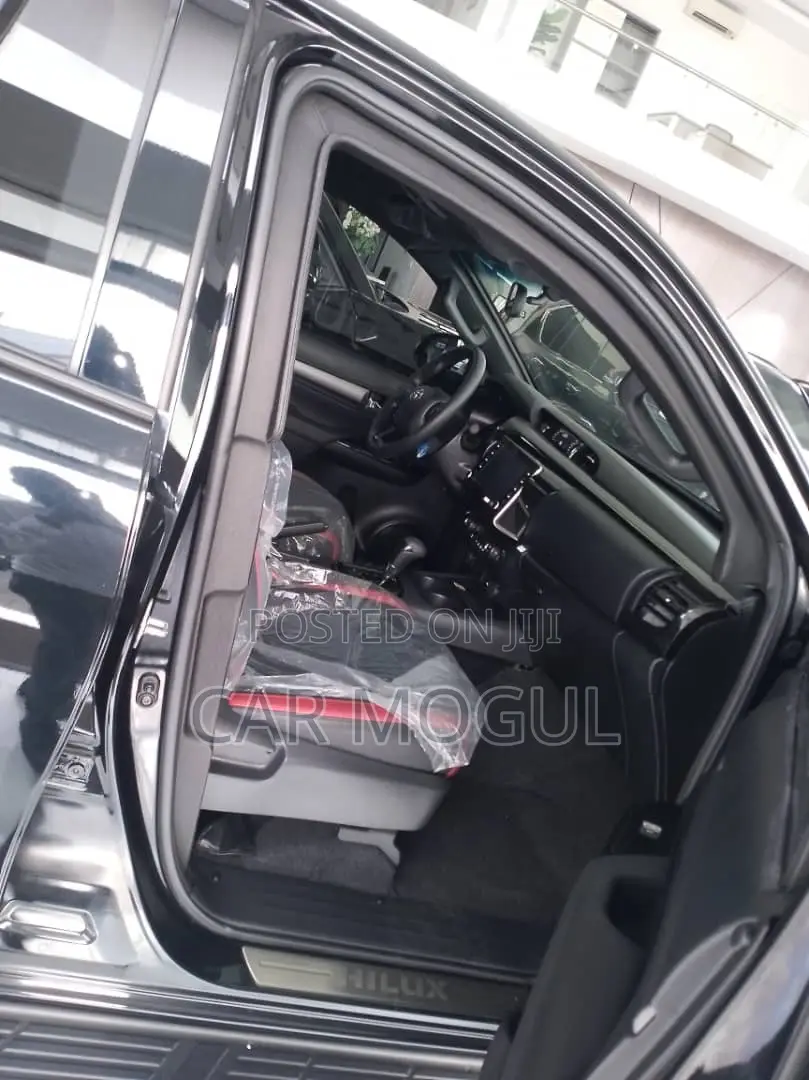 New Toyota Hilux 2024 Black