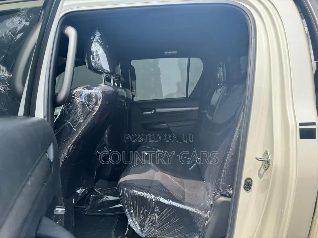 Toyota Hilux 2021 White