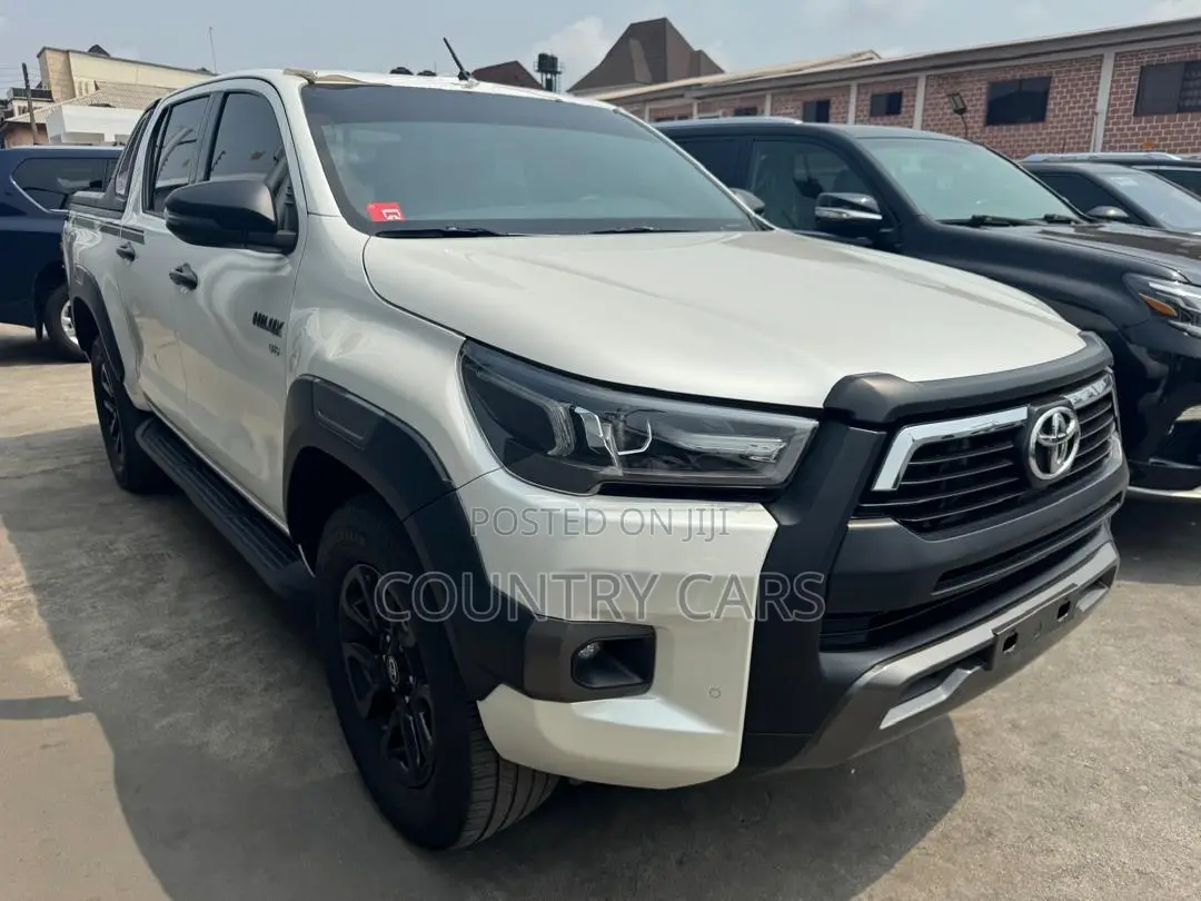 Toyota Hilux 2021 White