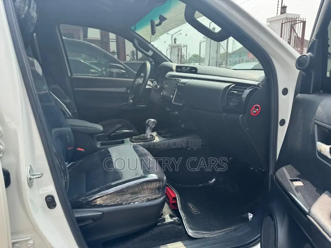 Toyota Hilux 2021 White