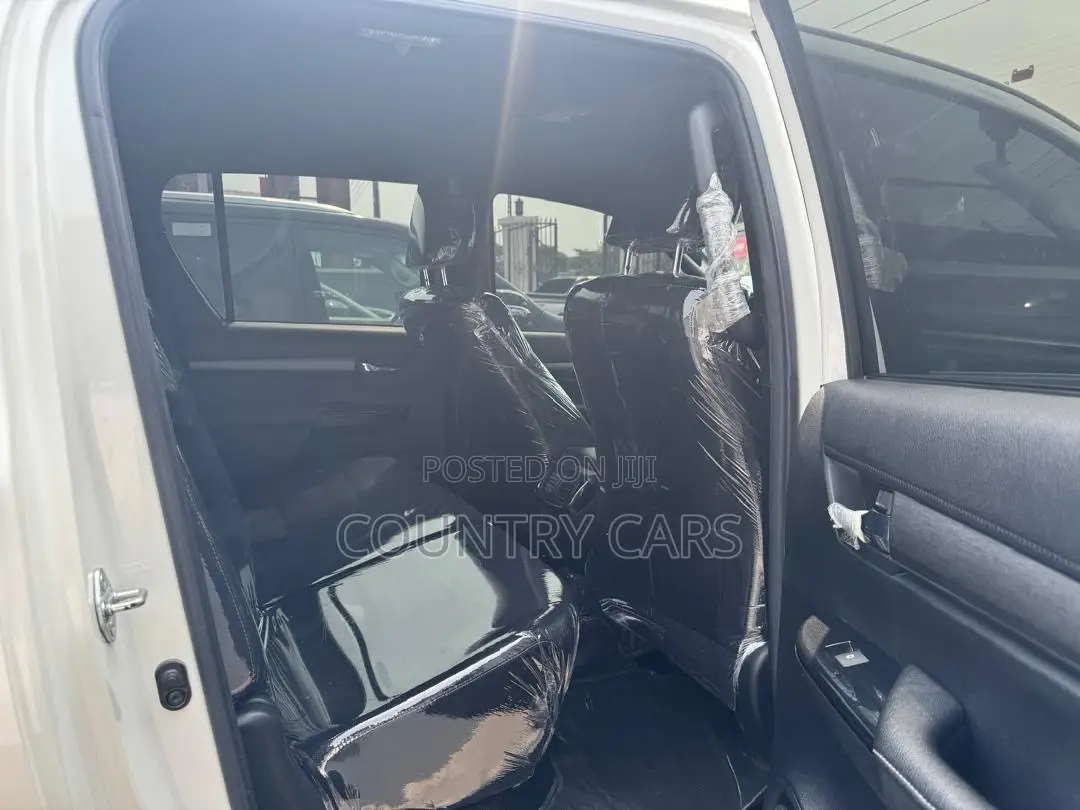 Toyota Hilux 2021 White
