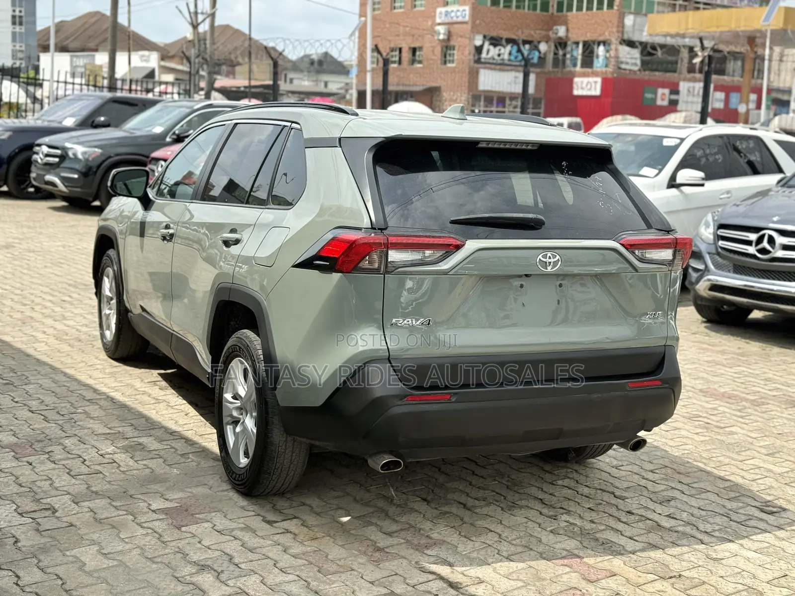 Toyota RAV4 XLE 2021 Green